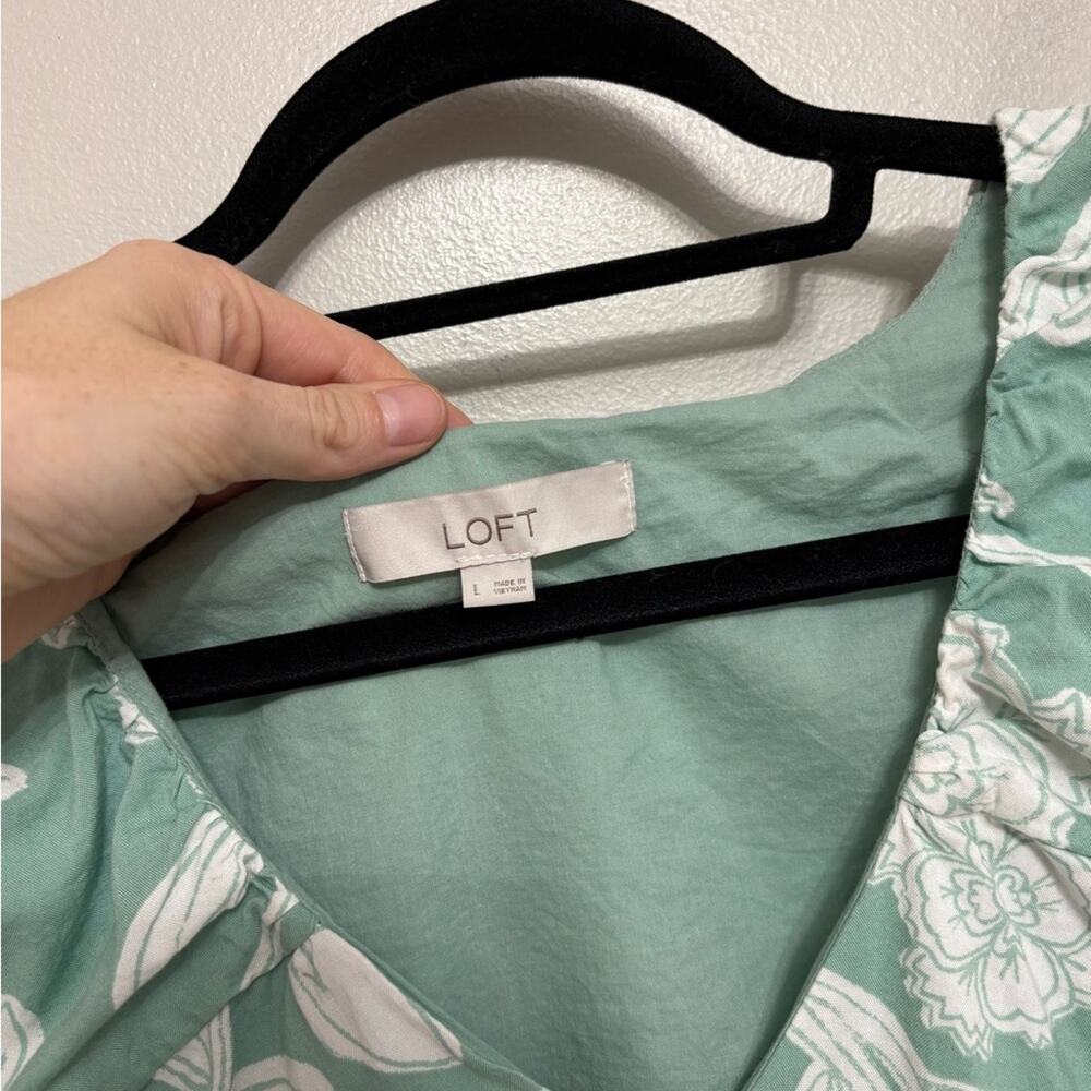 LOFT Floral V-Neck Bubble Hem Top in Mint Lake - Size L - Picture 4 of 6